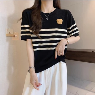 (พร้อมส่งที่ไทย#18045)เสื้อแขนสั้นผู้หญิงไหมพรมถักผ้านิ่มใส่สบาย คอกลมแฟชั่นทรงเกาหลีปักป้ายลายหมี
