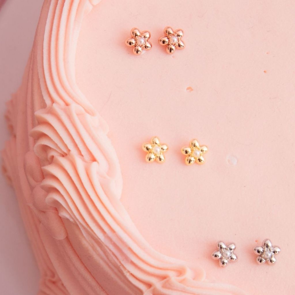 Petite Viola Pearl Stud ต่างหูสตั๊ดดอกไม้ไข่มุก