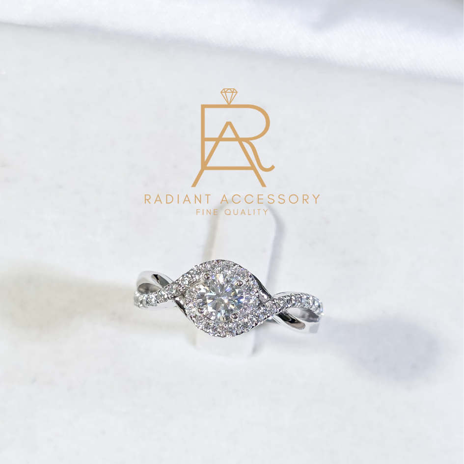 แหวนเงินแท้ฝังเพชร Moissanite 0.5 กะรัตฝังล้อมก้านไขว้ ชุบทองคำขาว