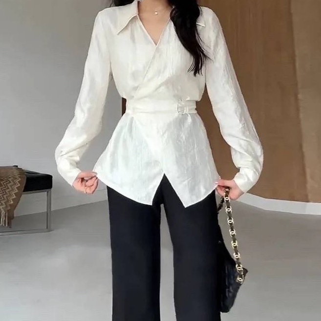 (พร้อมส่ง)รุ่น(TN-สอดเอว17)เสื้อเชิ้ตแขนยาว ผ้าซาติน สีขาว ทรงเสื้อคอปก ดีเทลพันไขว้ด้านหน้า เน้นสัดส่วนช่วงเอว