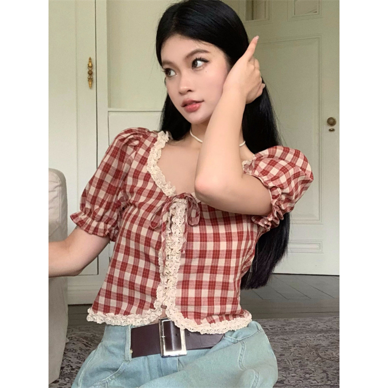 เสื้อเชิ้ตลายสก็อตสีแดงแขนสั้นสำหรับผู้หญิง เสื้อท่อนบนสั้นพิเศษไม่ซ้ำใครในช่วงฤดูร้อน