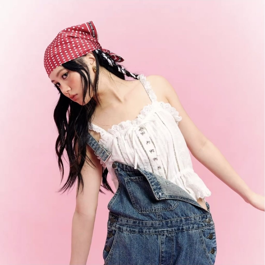 ETOILE BNK RUBY TOP เสื้อสายเดี่ยว ดีเทล ระบายลูกไม้ลายโบว์ แต่งกระดุมโลหะรูปโบว์