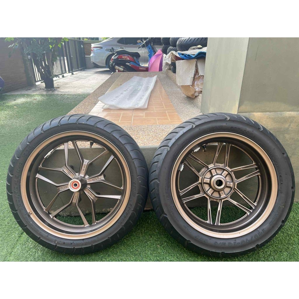 ล้อพร้อมยาง forza 350มือ2 ถอดป้ายแดง