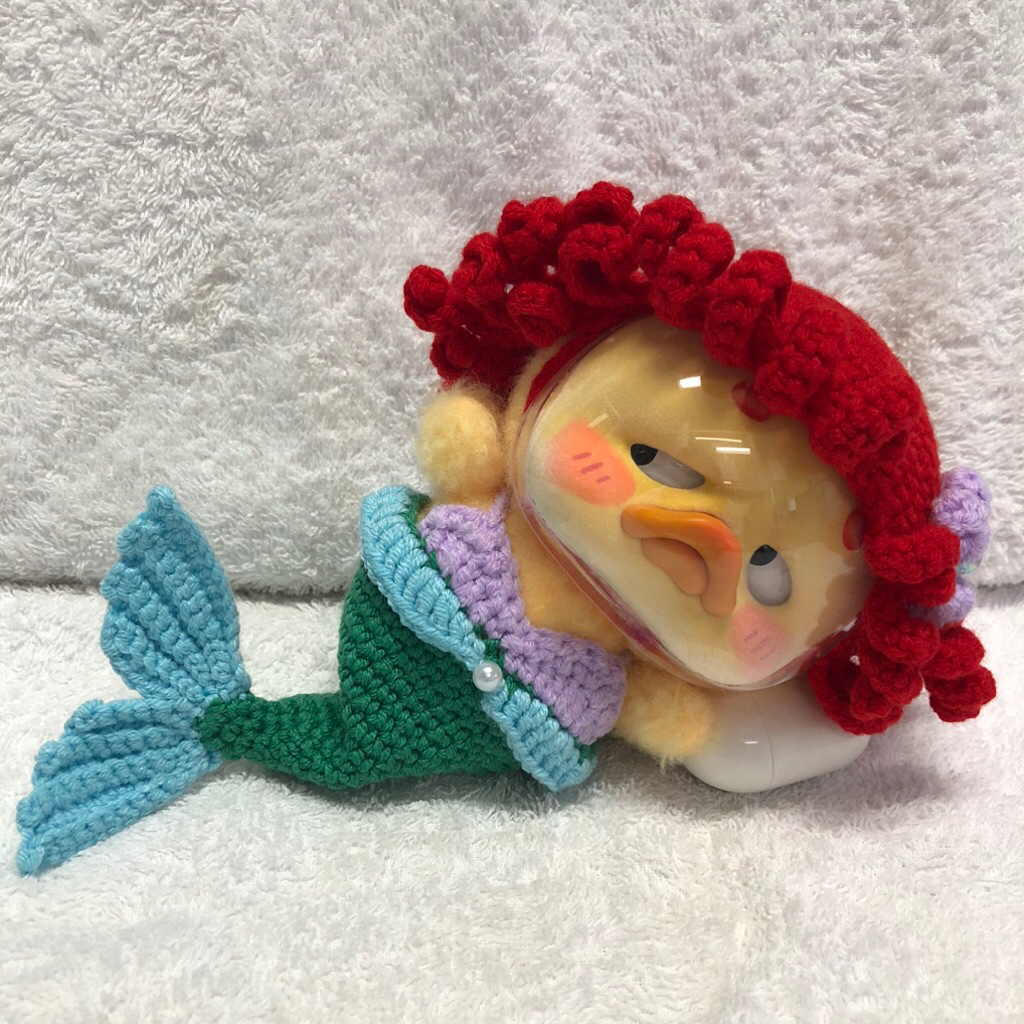 ชุดเป็ดหน้าบึ้ง Upset Duck v4 ชุดพวงเป็ด เสื้อผ้าตุ๊กตาถักไหมพรม Handmade แอเรียล