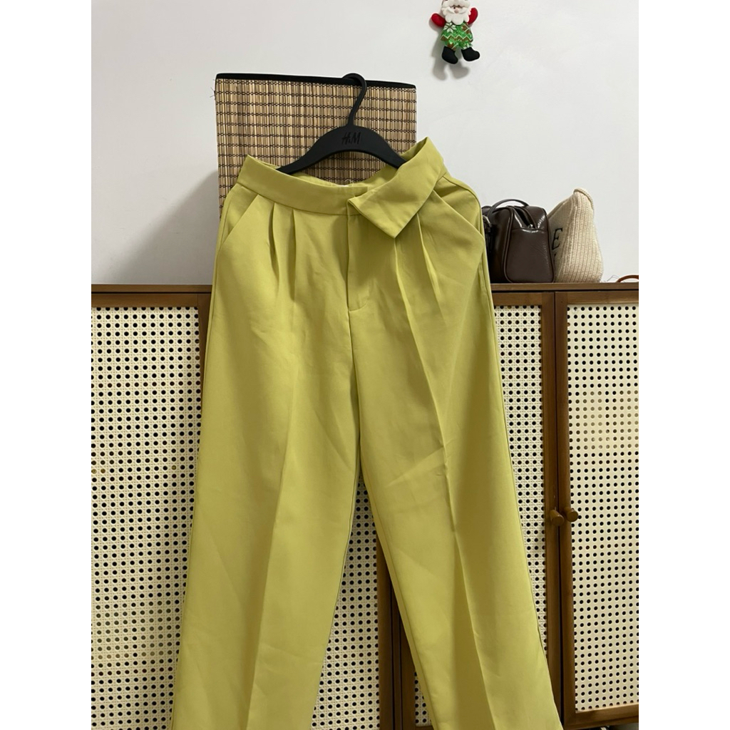 กางเกงขายาวสีเขียวอ่อน แบรนด์ Riley เอว26 (แถมไม้แหวนให้)