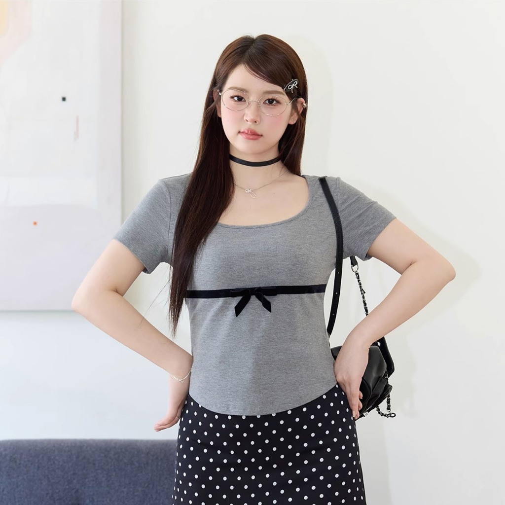 เสื้อยืดแขนสั้นคอเหลี่ยมโบว์ผู้หญิงฤดูร้อนใหม่ความรู้สึกการออกแบบเสื้อไหล่ด้านหน้าอเนกประสงค์