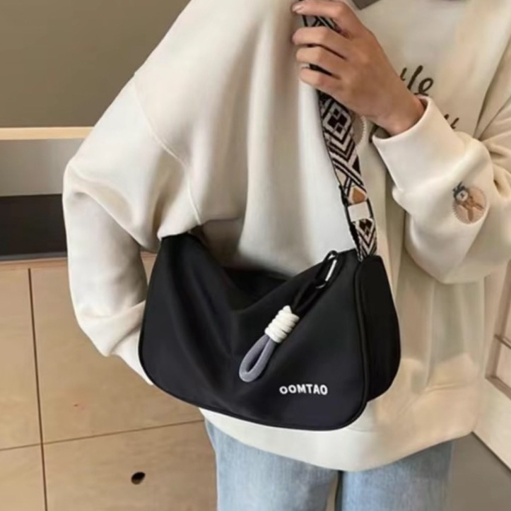 uyongit กระเป๋าสะพายข้าง คาดอก สไตล์วินเทจ คลาสสิด ความจุขนาดใหญ่ มีให้เลือก5สี  มีบริการส่งด่วน Z-010