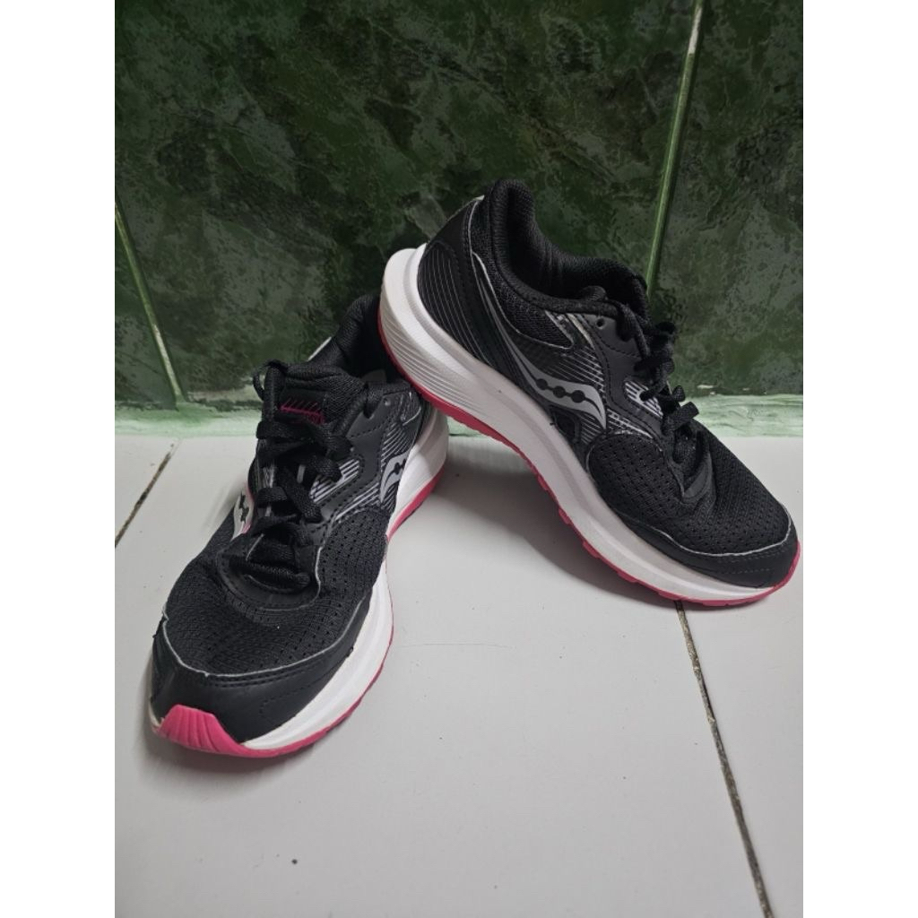 พร้อมส่ง รองเท้าผ้าใบมือสอง Saucony Cohesion สีดำ ไซส์37/22.5cm. สภาพดี งานตู้อเมริกา