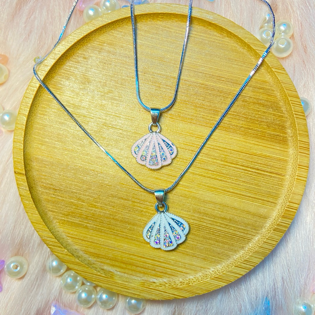 ✨ สร้อยคอจี้หอยมุกแสนหวาน ✨  เปิดรับพลังบวกด้วยสีที่ใช่ พร้อมความหมายสุดลึกซึ้ง 💖  ใส่เองก็น่ารัก ให้เป็นของขวัญก็โดนใจ!
