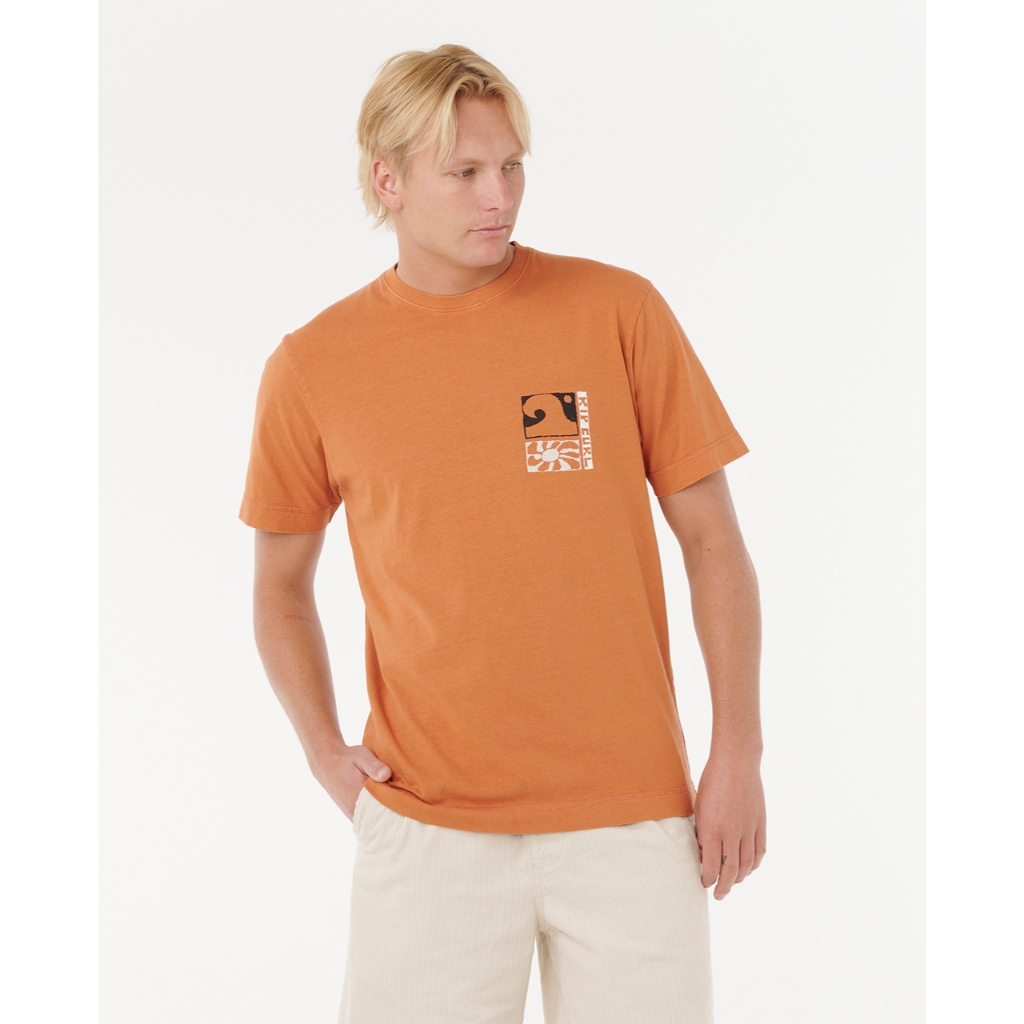 RIPCURL  เสื้อยืดผู้ชายสีส้ม 0TUMTE AOTS TY WILLIAMS COASTLINE TEE 2025-S1