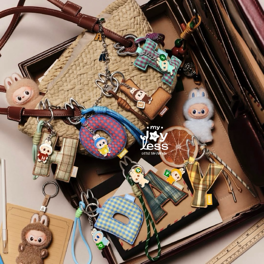 ( 👜 ; พร้อมส่งด่วนในไทย ) LABUBU Heart Bottom Code Series - พวงกุญแจตัวอักษร AZ