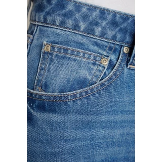 Mc JEANS กางเกงยีนส์ผู้หญิง ทรงกระบอกขาตรง (Straight) เอวกลาง สียีนส์ฟอกกลาง MFIZ239 ผ้า 11.oz ป้ายหนังสีน้ำตาล