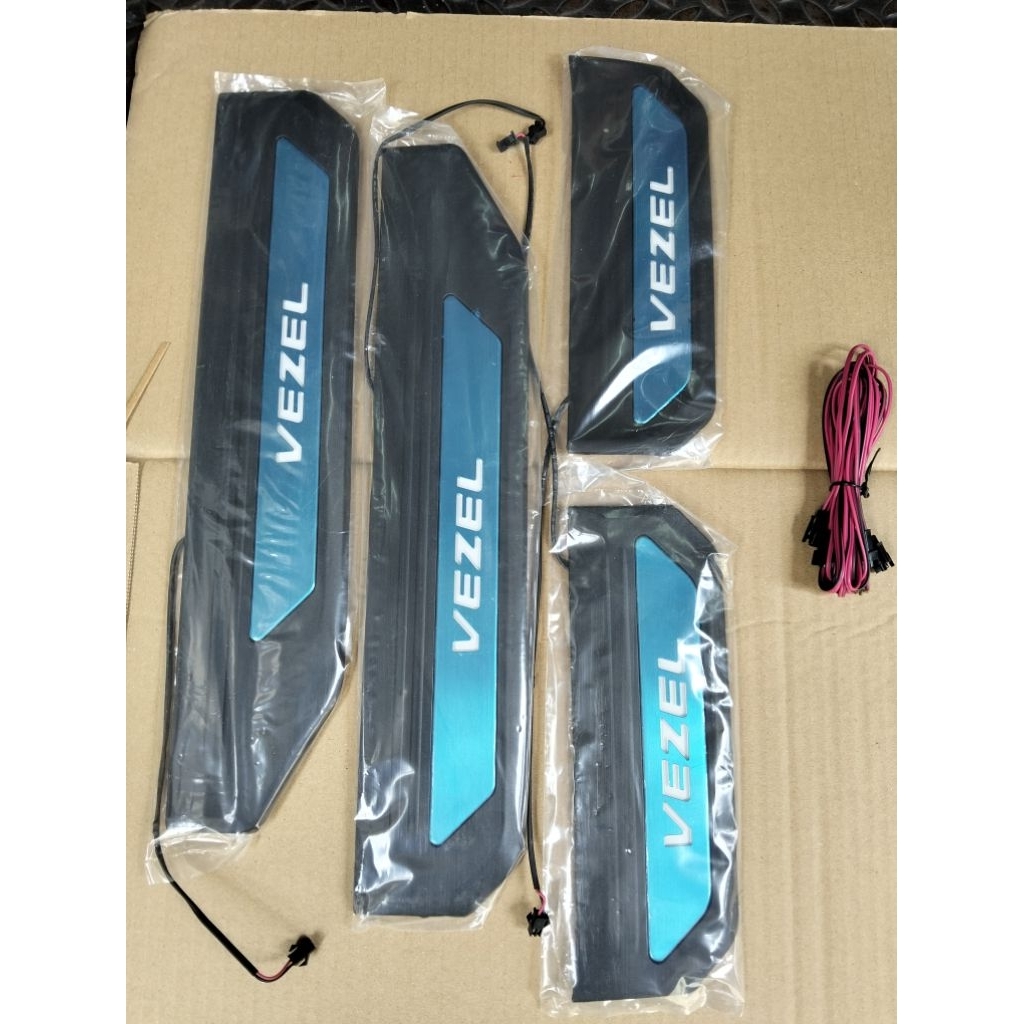 ครอบบันได มีไฟ honda hrv 2014-2020 โลโก้Vezel มี4ชิ้น พลาสติก ( SC-HRV-VEZEL )