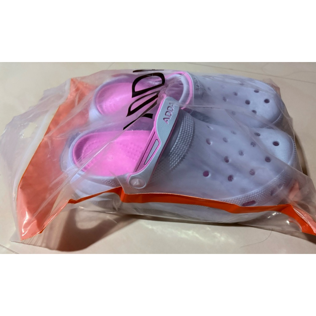 Addaรองเท้าของผู้หญิง