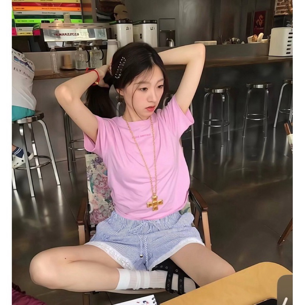 MAR crop top เสื้อครอปแขนสั้นสุดคิ้วท์ ปักลายอักษร