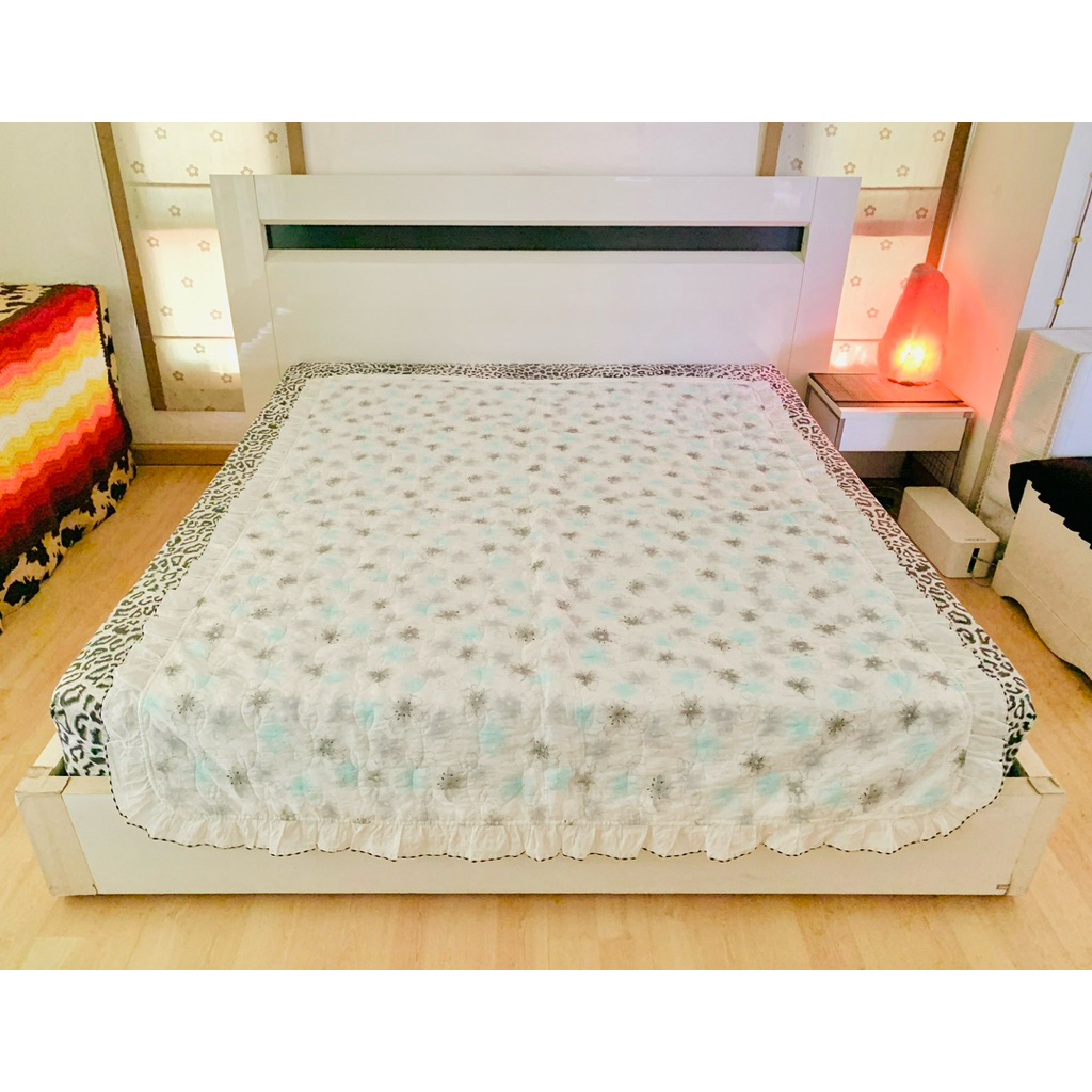 ผ้าห่ม (แบบบาง) (ใช้ปูรองนอนได้) ขนาด 5.5ฟุต สีขาวลายดอกฟ้าเทามีระบาย ยี่ห้อ Mon Ami (ใหม่) มือสองสภ