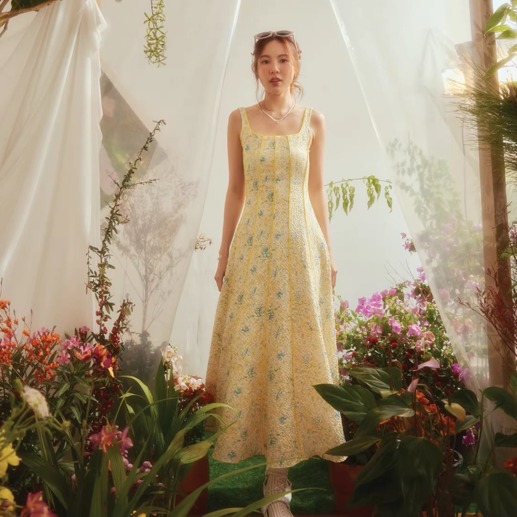 Lookbook aimee dress honey bouquet size S ,M (New in pack) เดรสรุ่นสุดฮิตผ้าลายดอกไม้น่ารักมากคะงานใหม่จากช้อปพร้อมส่งคะ