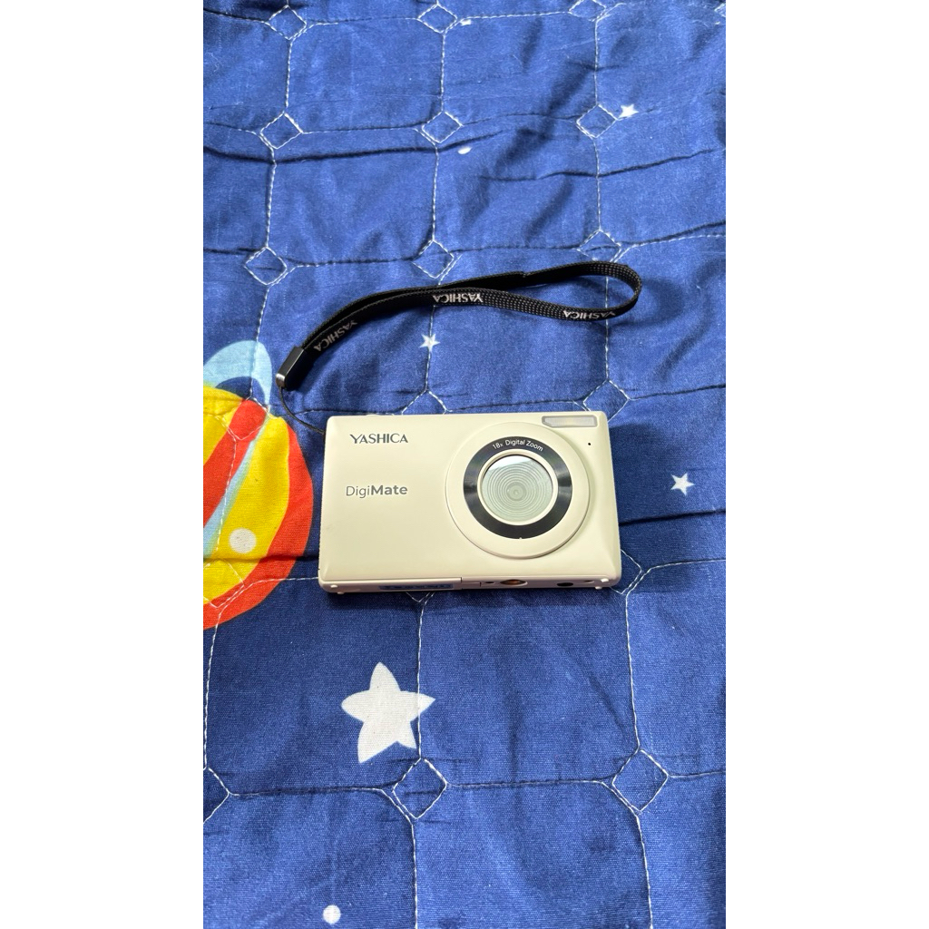 กล้องดิจิตอล YASHICA DigiMate Digital Camera สี Off White มือ 2 สภาพดีมาก มีรอยนิดหน่อย ประกันศูนย์เ