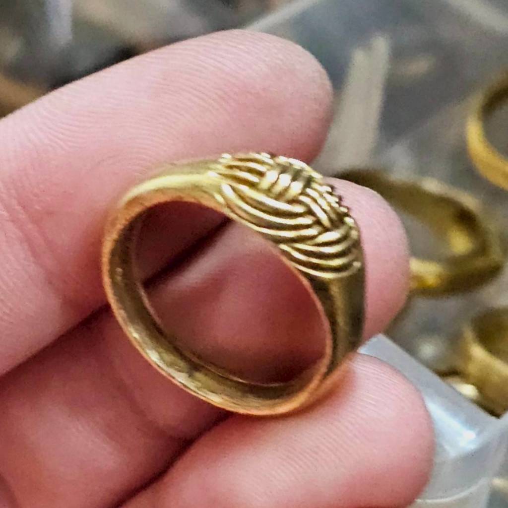 แหวนพิรอดทองเหลือง ผู้ใดมีไว้บูชาจะรอดพ้นจากเหตุการณ์ไม่ดีทุกอย่าง