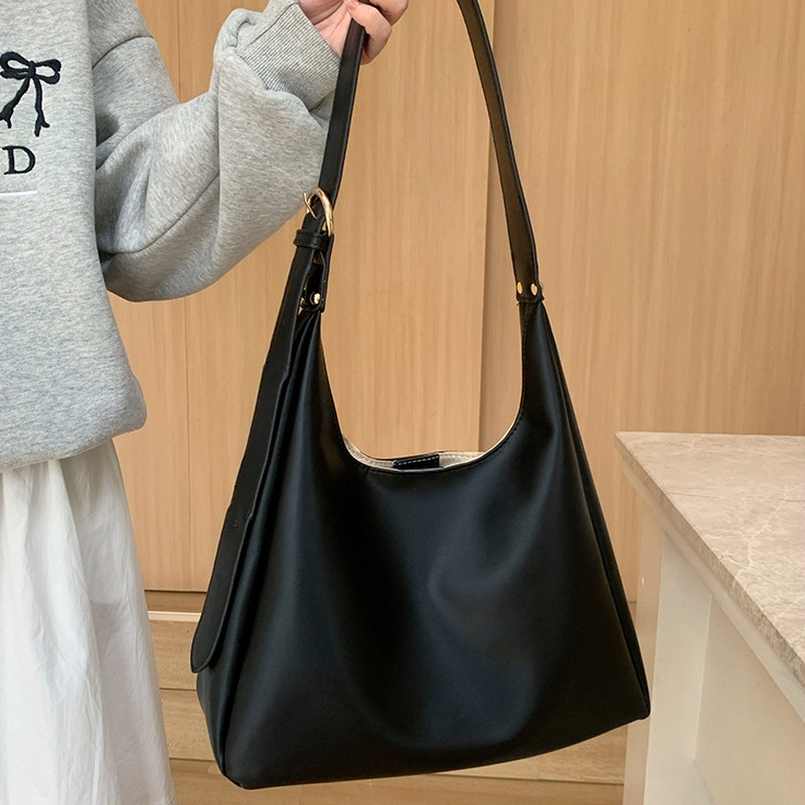 [ใช้2โค้ดส่งฟรี+ลดเพิ่ม]สินค้าใหม่ 2025 กระเป๋าสะพายข้างลุคcasual 2 สี New F051