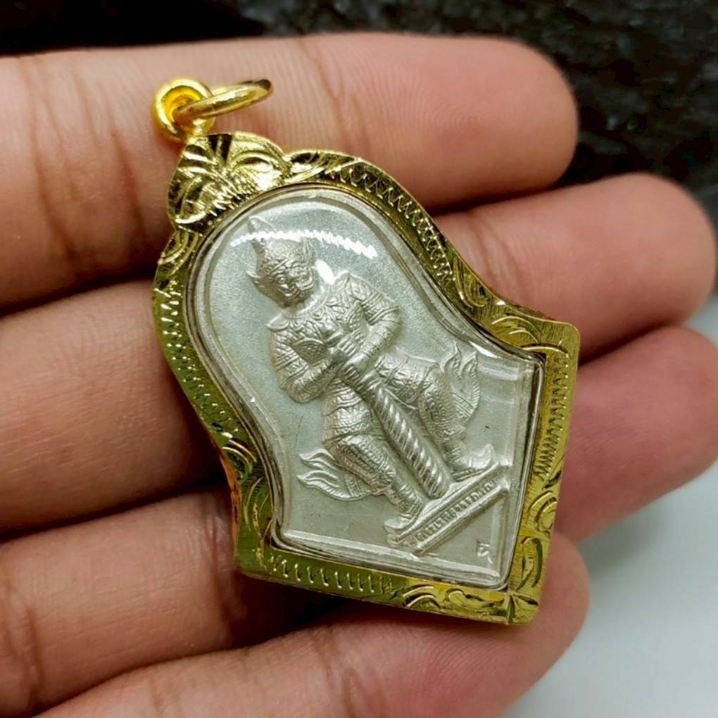 เหรียญช่อจำปี ท้าวเวสสุวรรณ วัดจุฬามณี ปี 2545 เลี่ยมกรอบทองไมครอนกัน พระบ้านรวมๆ สวยๆวัดใจ