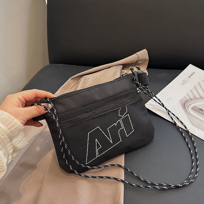 Ari - “ Shoulder Bag “ กระเป๋าสะพายข้าง สีดำใหม่ล่าสุด