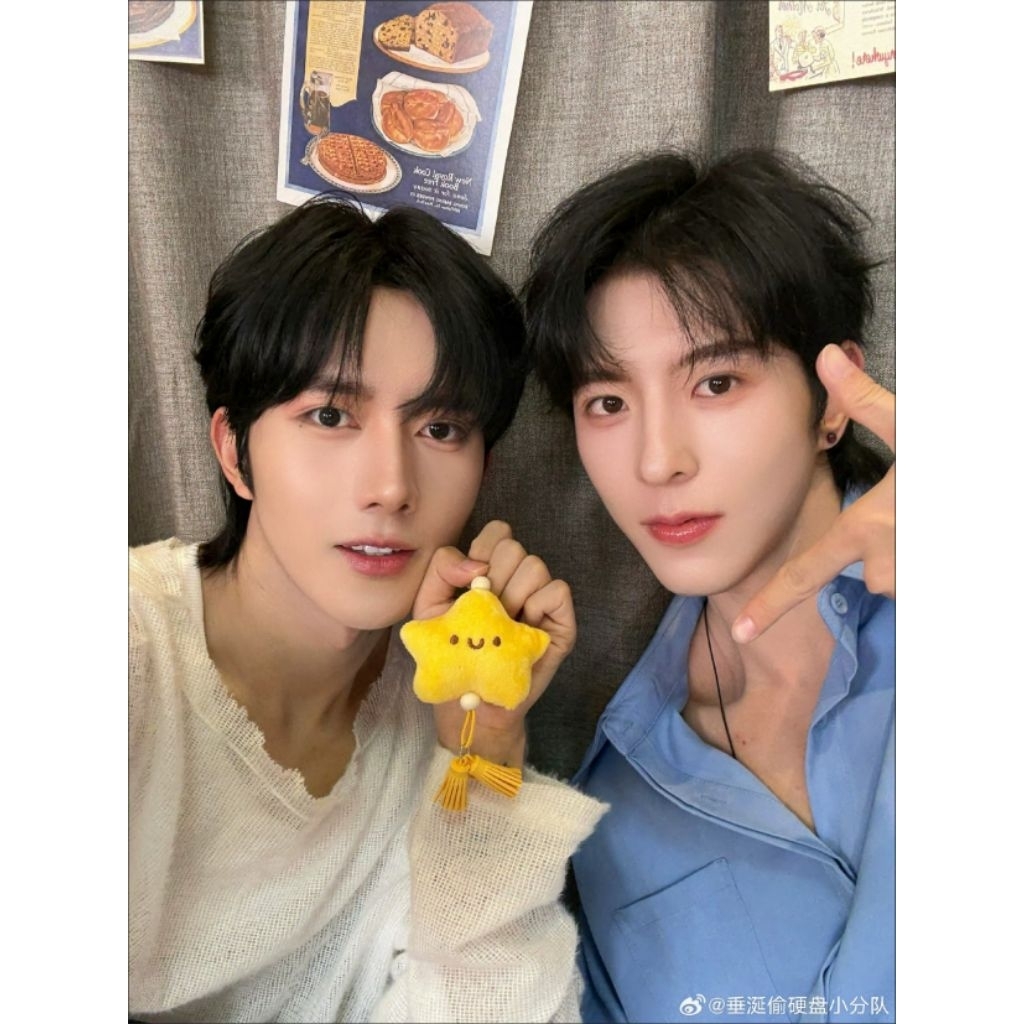 ที่ห้อยกระเป๋า​ ดาวสีเหลือง​ หวงซิง​ แบบมีพู่ห้อย​  คล้ายกับที่ Huang​Xing​ นักแสดงนำ​ ABODesire​ ถือ
