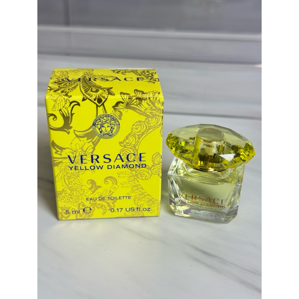 น้ำหอมแนว Floral Fruity ที่ให้ความสดชื่นและมีเอกลักษณ์เฉพาะตัว  ขนาด 5 มล. ซึ่งเป็นน้ำหอมสำหรับผู้หญิง