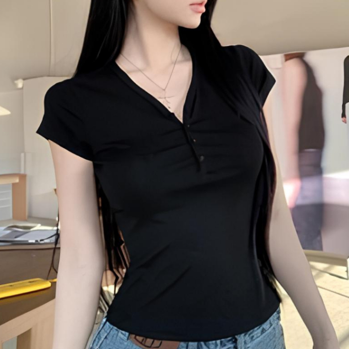 เสื้อยืด คอวี ทรงเข้ารูป แต่งกระดุม ผ้าใส่สบายไม่ร้อน เหมาะกัยสาวๆสายชิลๆ แมตเข้ากับทุกการแต่งกาย แฟชั่นสไตล์เกาหลี