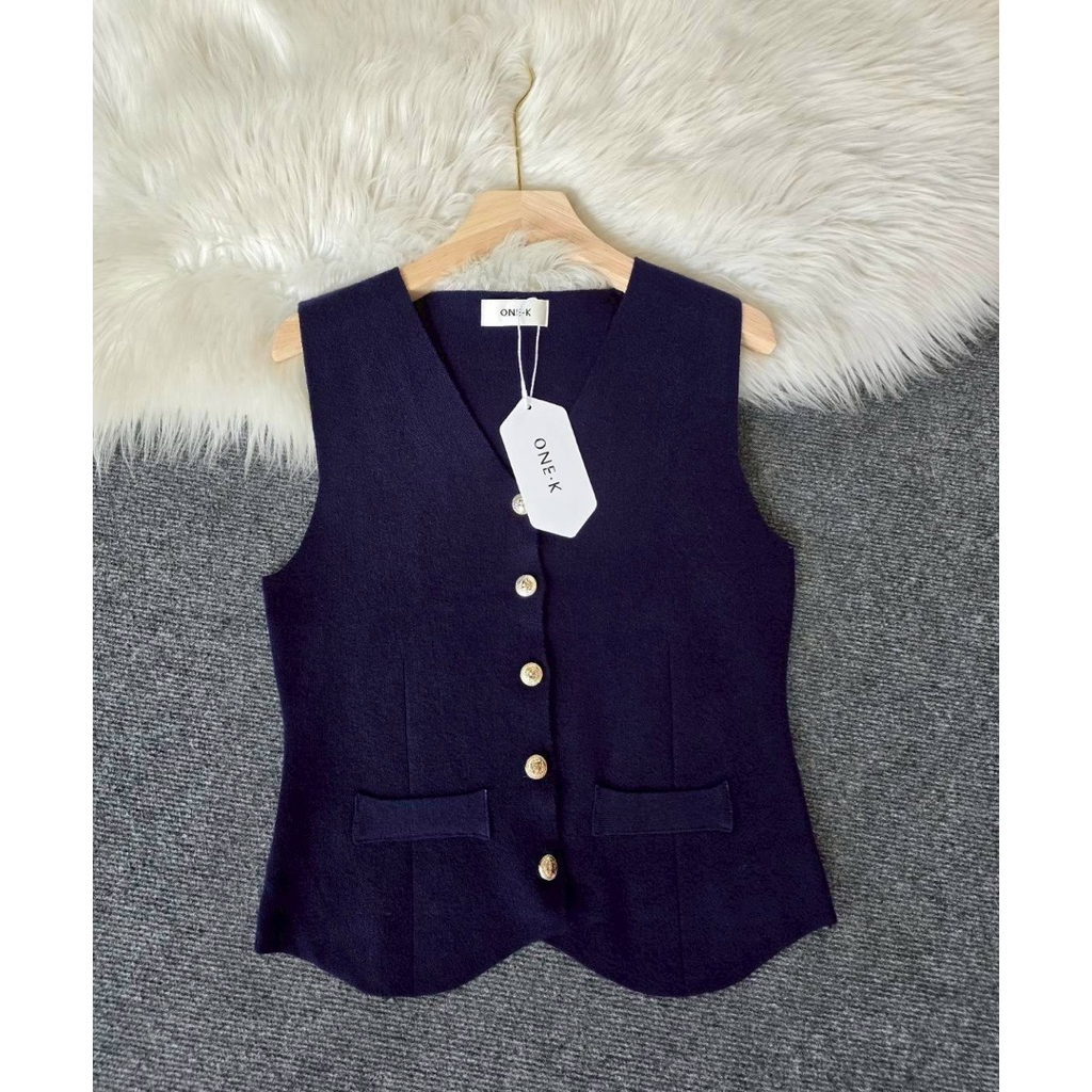 ONE K เสื้อแขนกุดคอวี เนื้อผ้าไหมพรม