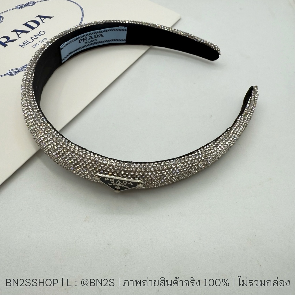 PD CRYSTAL HEADBAND ที่คาดผมปราด้า ประดับเพชร ป้ายโลโก้สีดำ งานป้าย