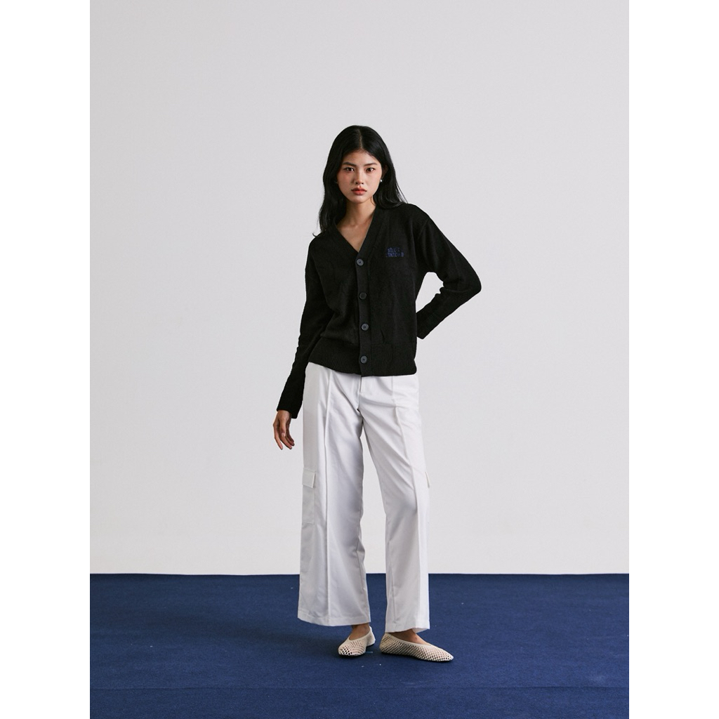 STUDIO UNKNOWN -  Sia Knit Cardigan เสื้อหนาว คาร์ดิแกนคอวีตกแต่งลายปักโลโก้ รูปที่ 4