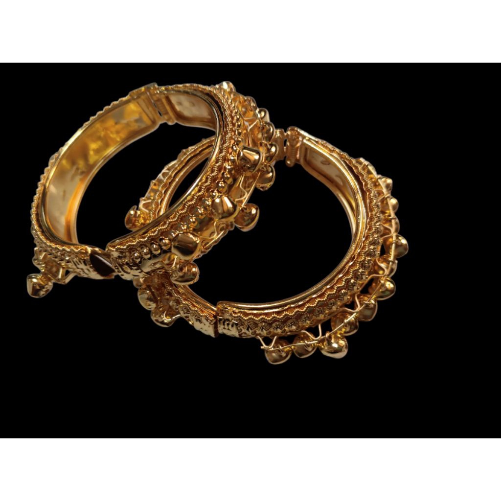 กำไล ง้างเปิดได้  กำไลข้อมือทำจากโลหะชุบสีทอง มีกระดิ่งรอบกำไล สามารถใส่กับชุดไทยได้ จำนวน1วง