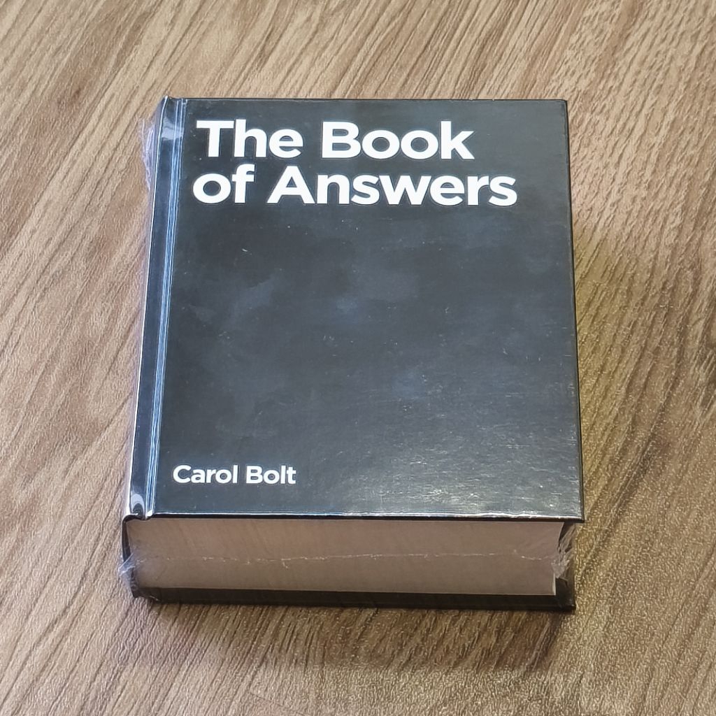 หนังสือภาษาอังกฤษ The Book Of Answers By Carol Bolt [Black Hardcover - English Edition] ของแท้ พร้อมส่งฟรี