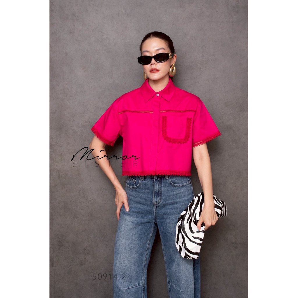 MirrorsisteR 50914.2 • เสื้อเชิ้ตครอปแขนสั้น ดีไซน์เก๋ด้วยการแต่งลูกไม้รอบชายเสื้อ - รูปที่ 6