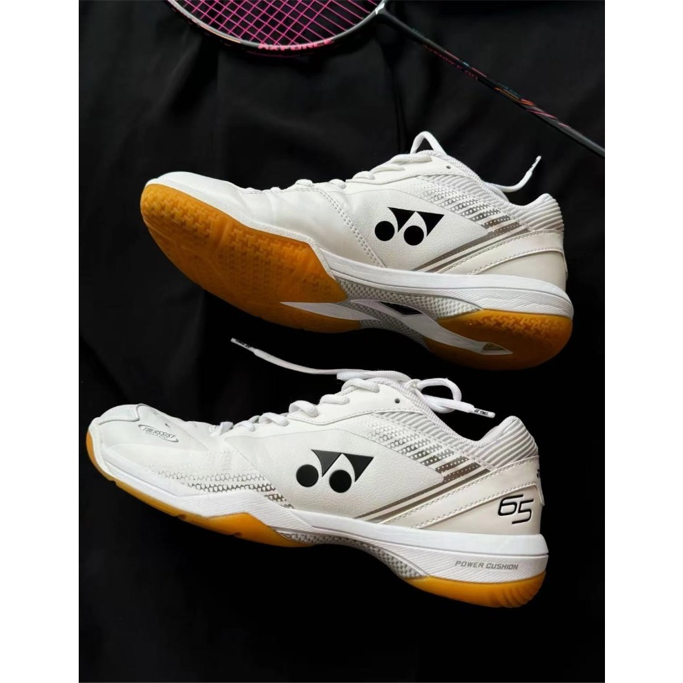 รองเท้าแบดมินตัน YONEX 65Z3 แบบหุ้มข้อต่ำ สวมใส่สบายและใช้งานได้หลากหลาย เหมาะสำหรับทั้งชายและหญิง