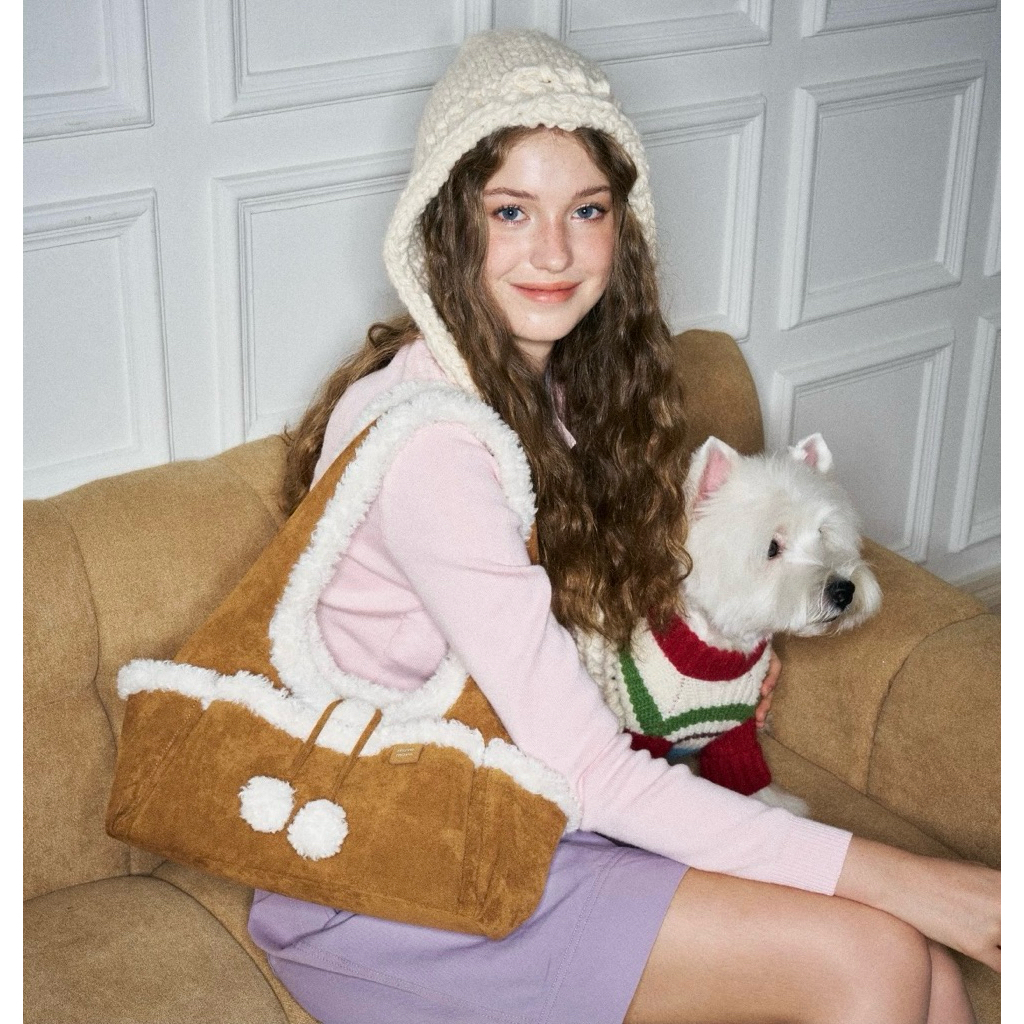 MUVA ฟรี charm ห้อยกระเป๋า MU-1092 [โค้ดลด 20% เหลือ 2072.-] Christmas Fluffy Hobo Bag กระเป๋าสะพายข