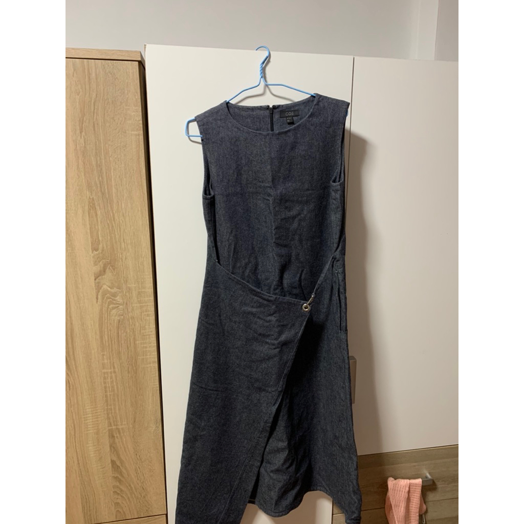 COS made in turkey เดรสยีนส์แขนกุด COS