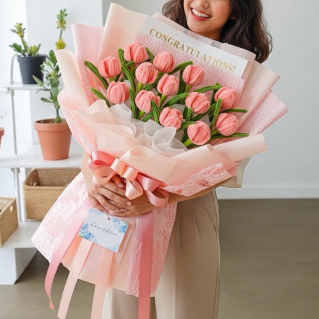 พร้อมจัดส่ง🌷 ช่อดอกไม้ลวดกำมะหยี่ื ช่อทิวลิปโทนชมพูสุดหรู ใช้ได้ทุกโอกาส (รับปริญญา / วันเกิด / ของขวัญแฟน)