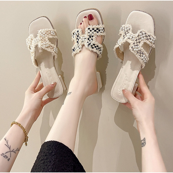 G17 รองเท้าแตะ ส้นเตี้ยแบบสวมหนังนิ่มแต่งอะไหล่