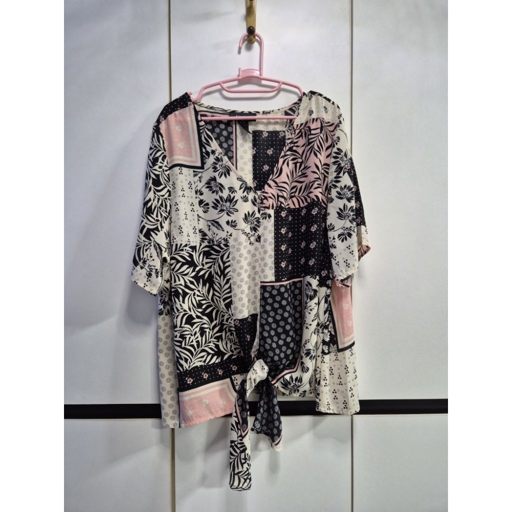 2nd Karen Kane เสื้อพิมพ์ลาย แบบสวม คอวี