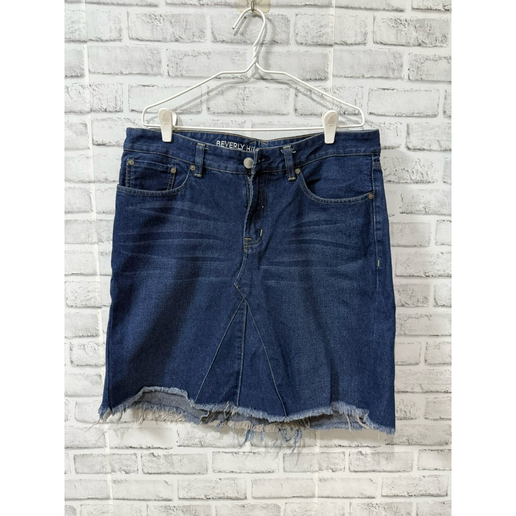 กระโปรงยีน ยี่ห้อ Beverly hills polo club  ตัดเย็บเองจากกางเกงยีนค่ะ