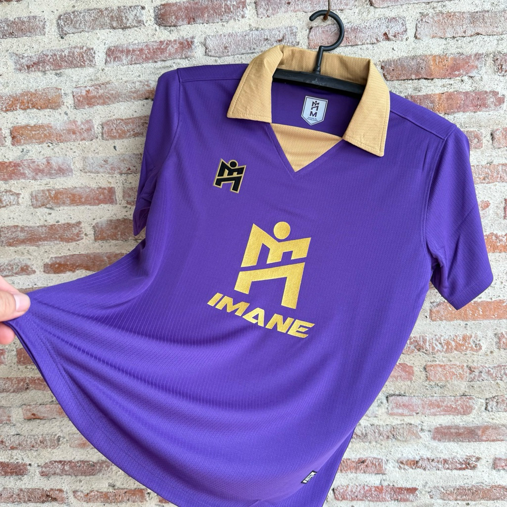 IMANE เสื้อกีฬาคอวีปก พร้อมโลโก้ M สีทอง IMANE กลางตัว IMA1 002