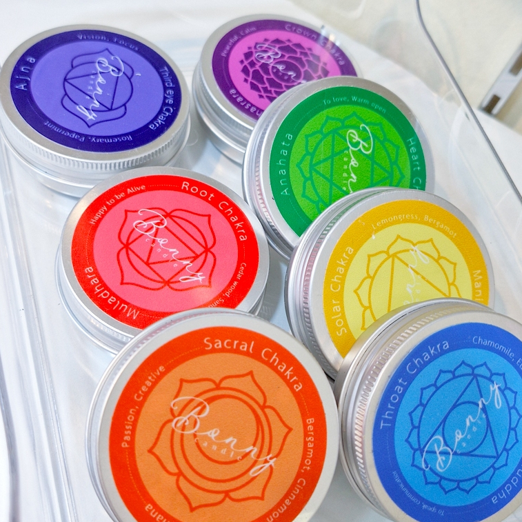 Scented Candle 7 chakra เทียนหอมบำบัด 7 จักระ พร้อมหินนำโชค สวย เลอค่า กลิ่นหอมนาน [Bonny Candle.TH]