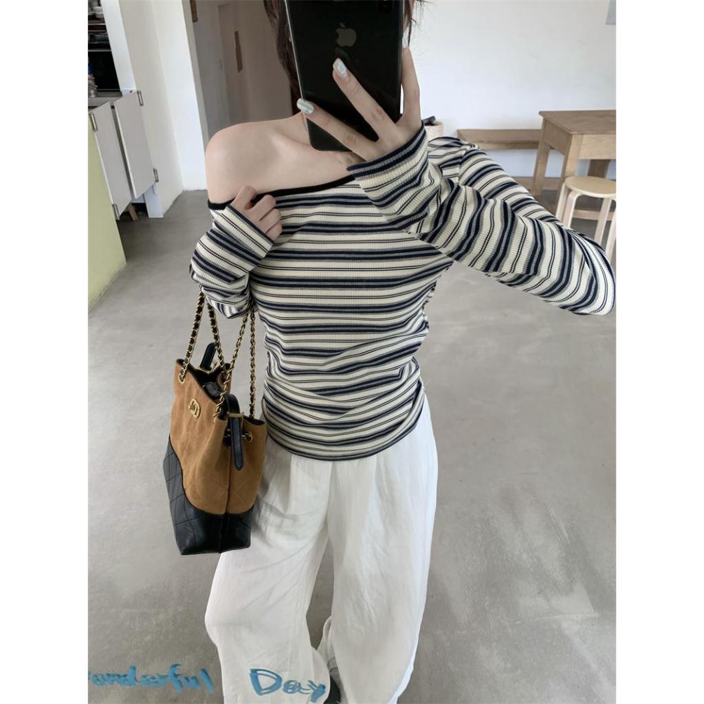 L'NADA【พร้อมส่ง】เสื้อแขนยาวปาดไหล่ลายทาง Korea Sweet Stipe Top