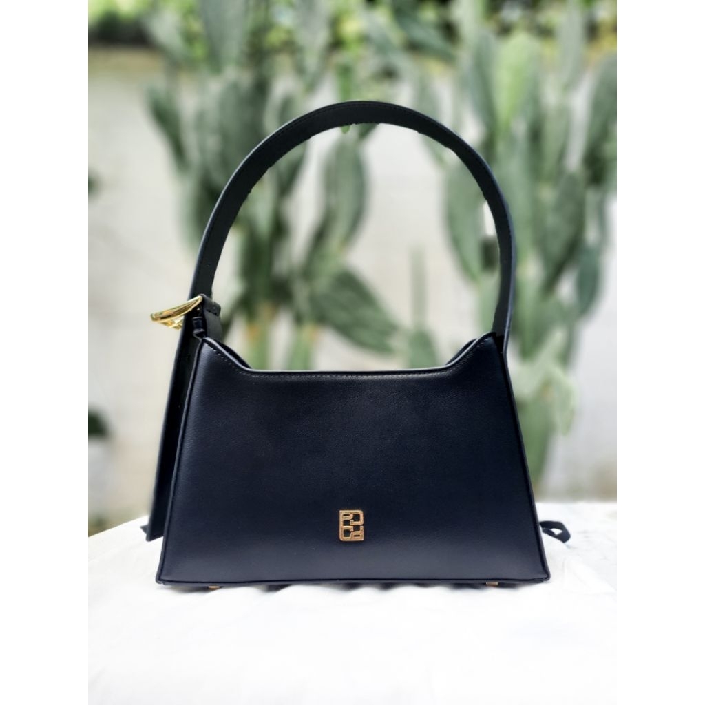 *ส่งต่อค่ะ  กระเป๋าหนังPAMECO รุ่น Vendi - Black นะคะ ใช้งาน1ครั้งถ้วน ตำหนิขอบสายด้านหลังเล็กน้อยซ่