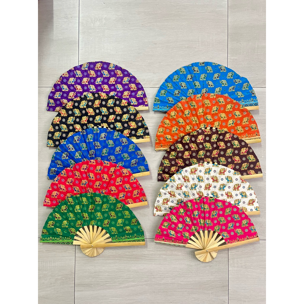 พัดไม้ไผ่ ลายไทย ลายช้าง ผ้าแพรสีล้วน ขนาดรัศมี 10“ สูง 26 ซม. กว้าง 52 ซม. - รูปที่ 2