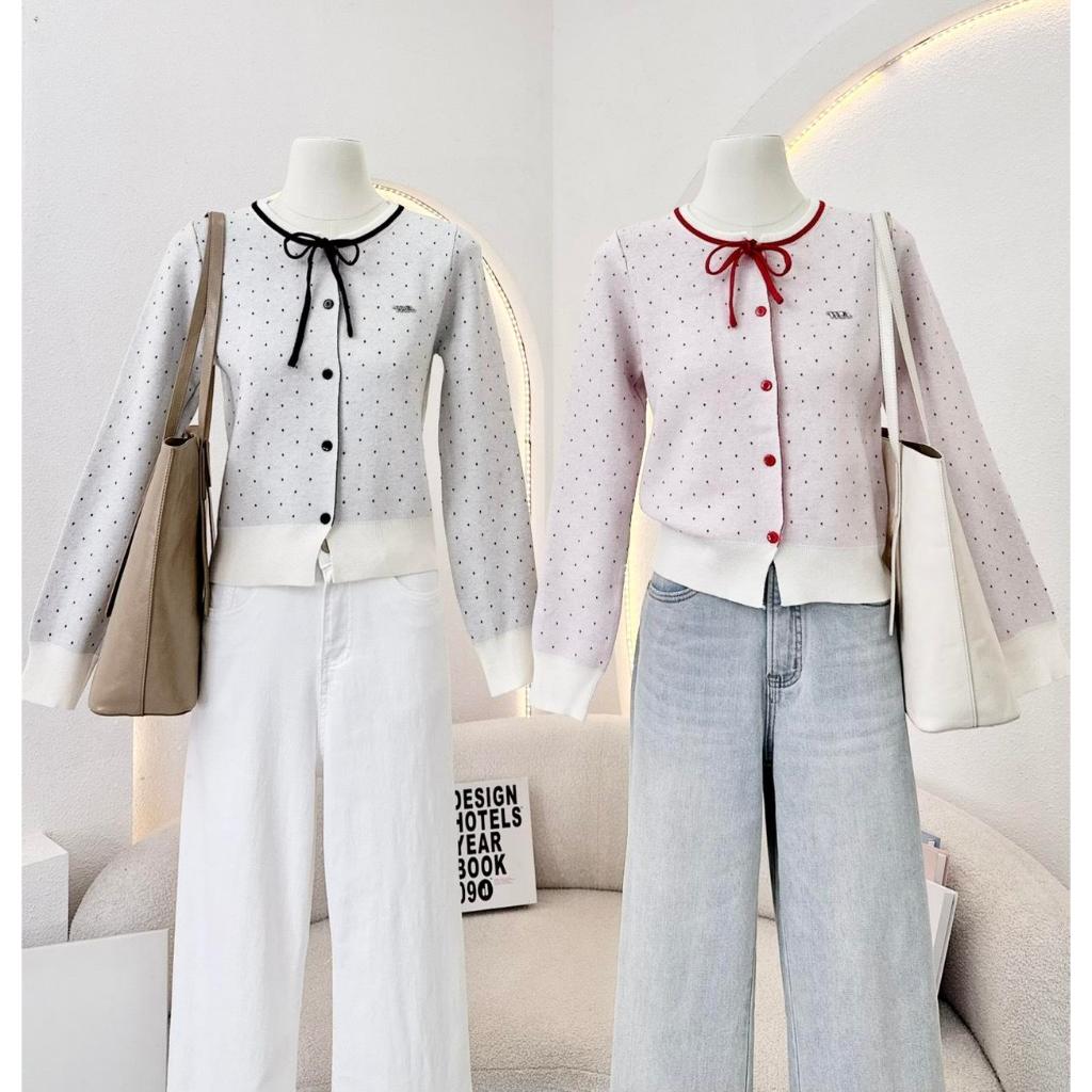 WAYA เสื้อแขนยาวคอกลม ผ้าไหมพรมลายจุด ดีเทลเชือกผูกโบว์ด้านหน้า เชือกและกระดุมสีเดียวกัน ผ้านุ่มๆ ปั