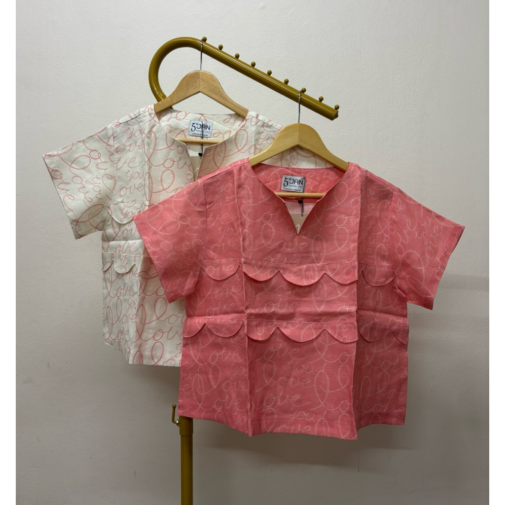 5th Jan เสื้อคอกลมเจาะ แขนสั้น สวมหัว แต่งผ้าหยักด้านหน้า เสื้อทรงเอปลายบานเล็กน้อย ผ้าลินินแท้ 100%