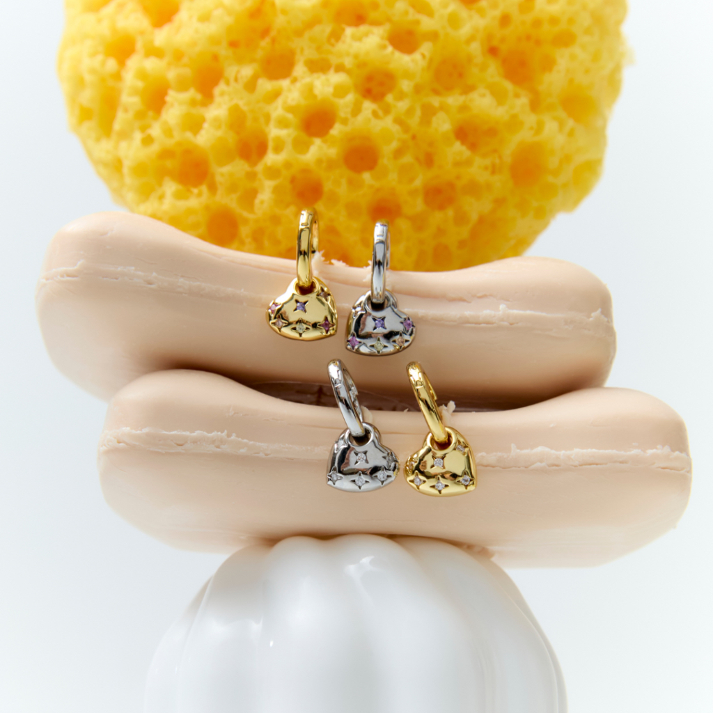 Petite Starry Love Hoop ต่างหูห่วงแบบเรียบห้อยหัวใจ